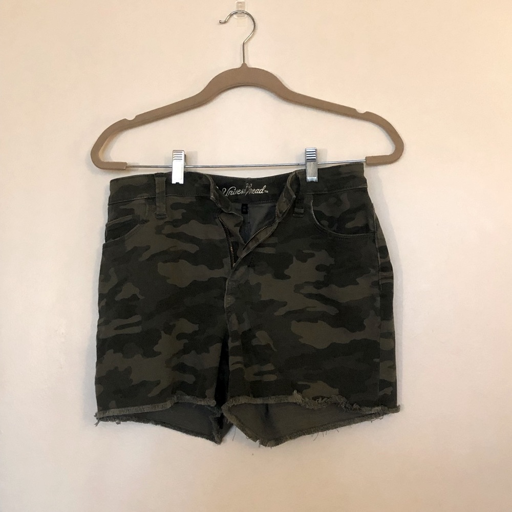 Universal Thread shorts 🩳 in green Camouflage print. Size 8/29